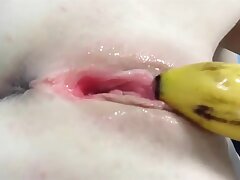 Девочка вблизи мастурбирует влажную дырку бананом. Сок рвется наружу